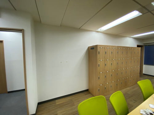 ぶち抜かれる壁（工事前）