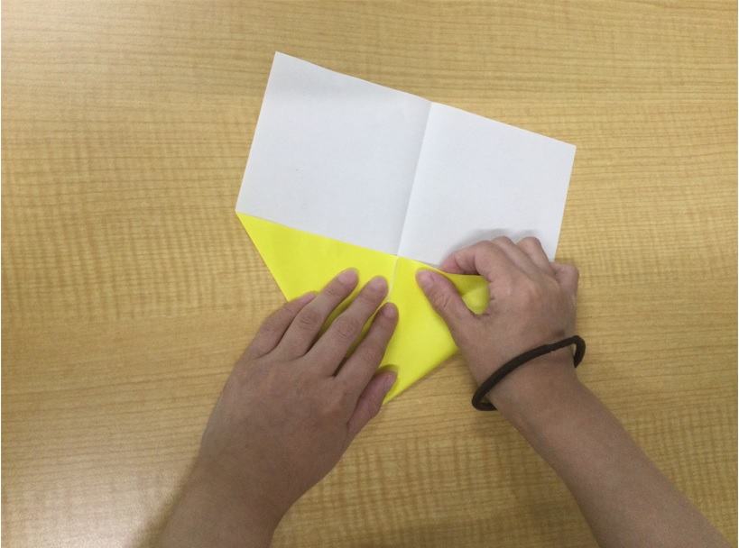 ３＠黄色い紙飛行機を折る写真藤沢第2センター