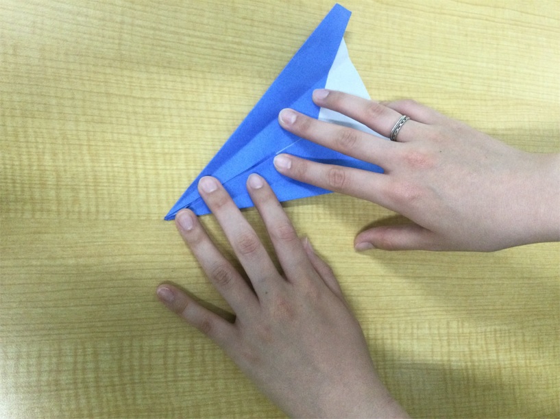 ４＠青い紙飛行機折る写真藤沢第2センター